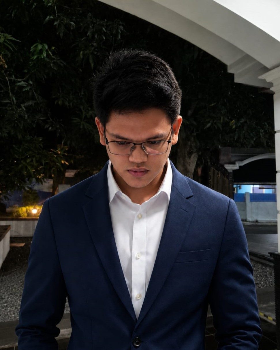Suit on, Sharp focus